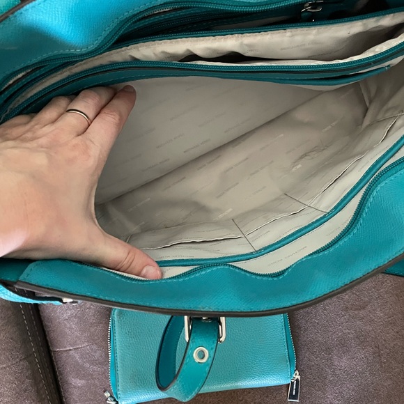 Michael Kors shoulder purse and matching wallet - Picture 3 of 6